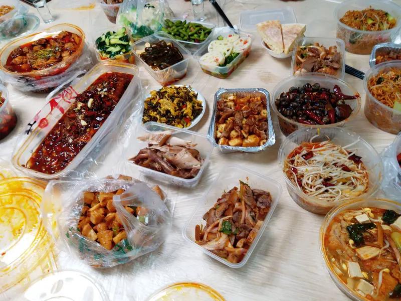 单位团餐刚刚结来！
   今天我歇班，下午同事通知回单位团餐，我说歇班了还耍去吗