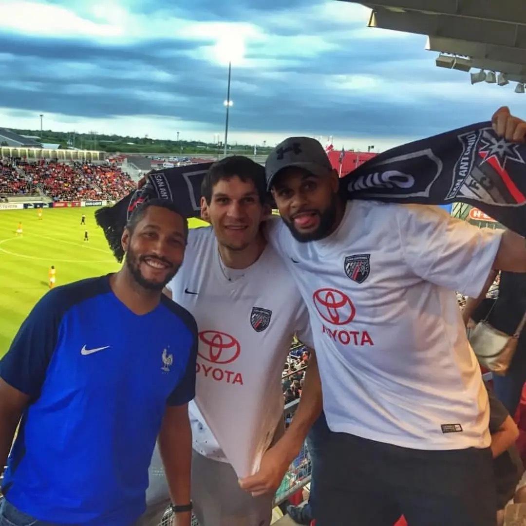 🔥那年的圣安东尼奥！马刺官方Ins：让我们回到2016年马刺官方更新Ins，晒