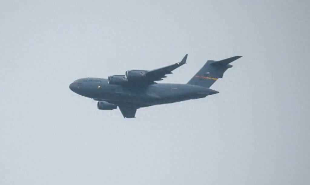 全球目光聚焦！美军 C-17 运输机突降北京，同一天中美外交经贸高层双线沟通，美