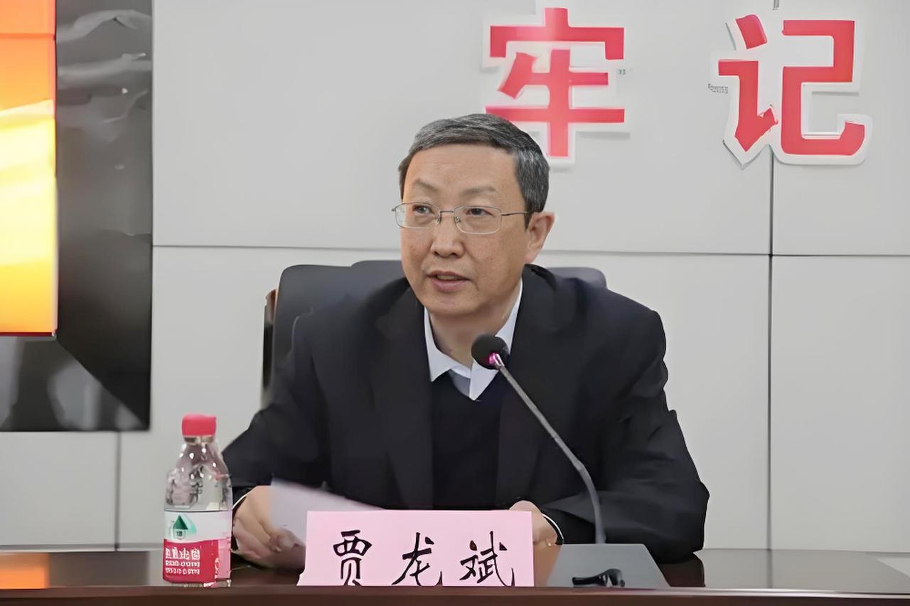 说起曾在山西晋城市人民医院工作过的贾龙斌，我还是很感谢他的。因为我父亲以前出现过