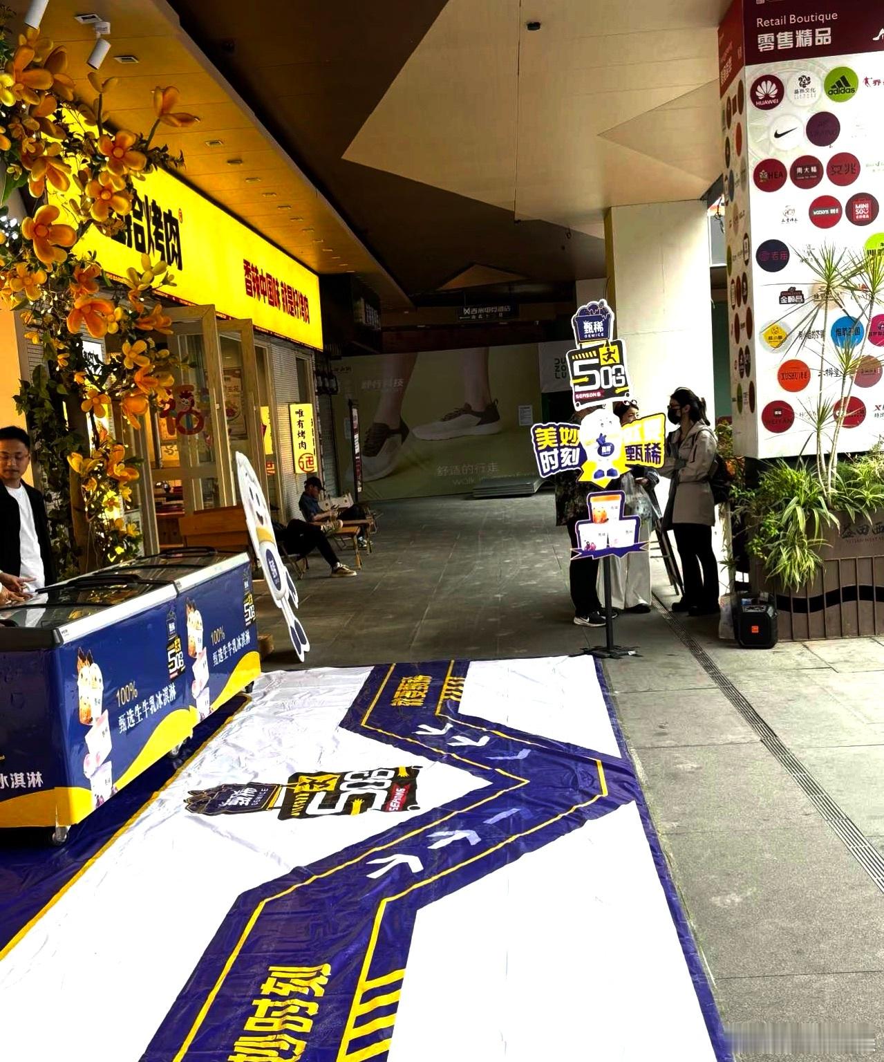 鹿晗五哈唱山歌路透哈哈哈哈哈 鹿晗在五哈里唱山歌，唱出了山水之间的诗意。这嗓音，