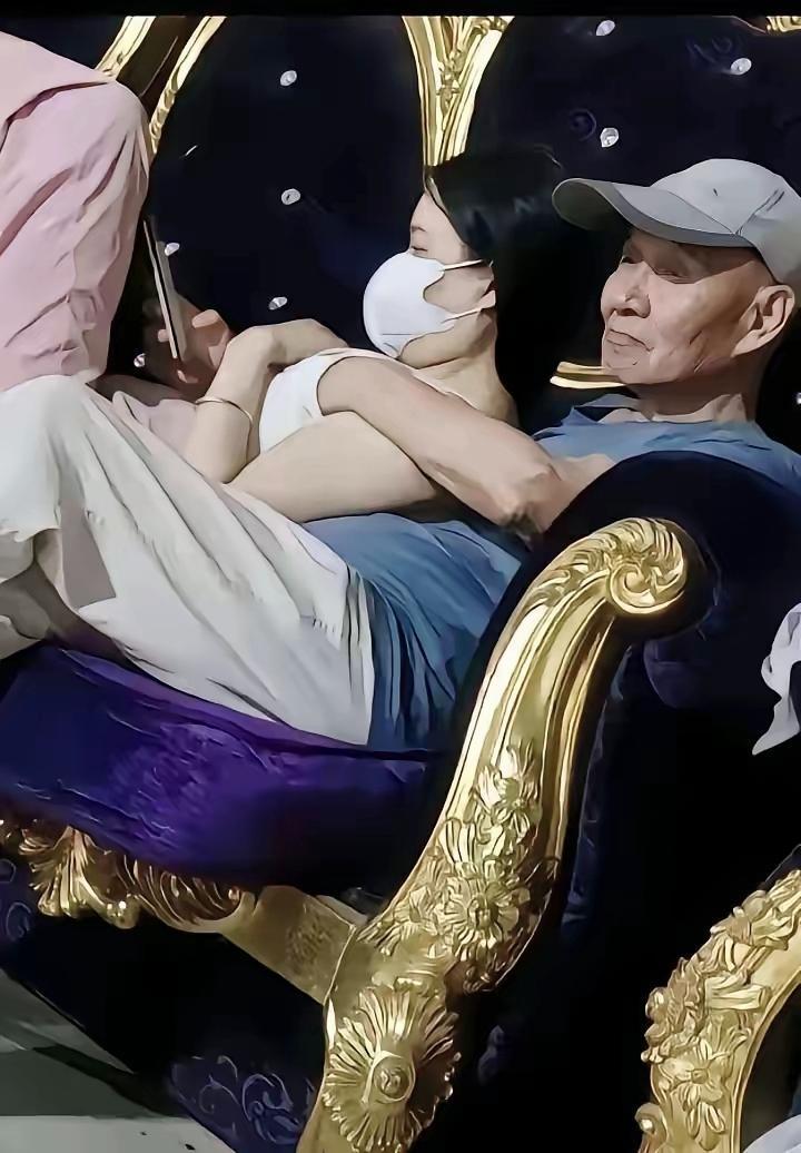 一大爷都快到含饴弄孙的年纪了，
在KTV里跟美女谈笑风生，
手还搭在人家胳膊上，