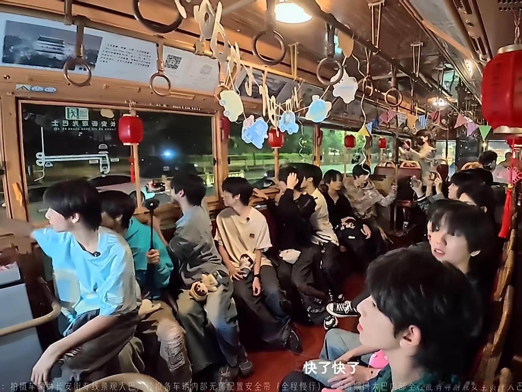 这个陈浚铭在角落里也帅的好突出吧！我一眼就看到的存在……🥰🥰 