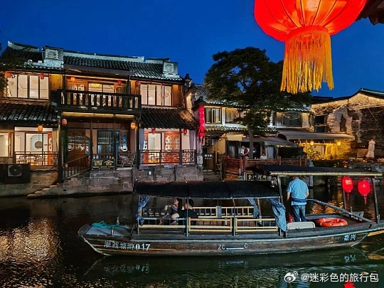 入梅限定浪漫锁定浙江嘉兴西塘！超长烟雨长廊避雨赏景，摇橹船、雨夜灯笼一键打卡，沉