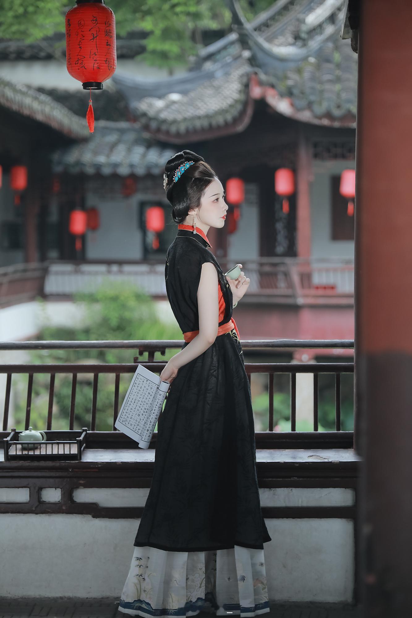 薄汗轻衣透，试衫怜袖短。晚来风荷举，是否也知愁？上海约拍古风写真汉服