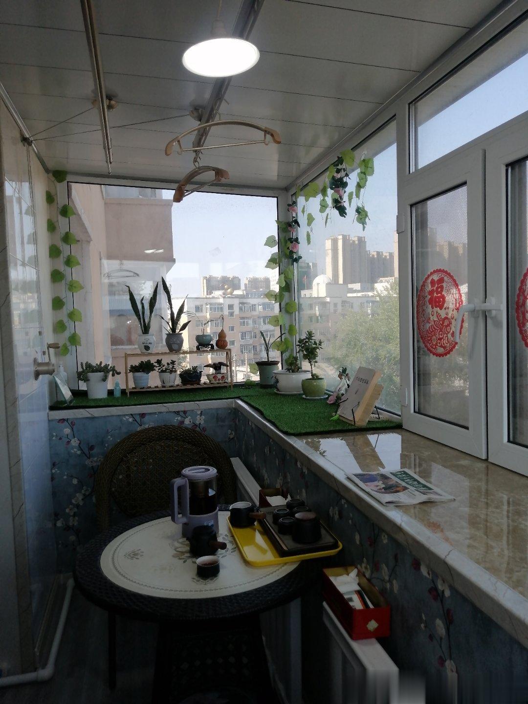 这就是我家的小阳台，我照了百遍百照不厌的小阳台。当然，它不是花鸟丛的阳台，女性都
