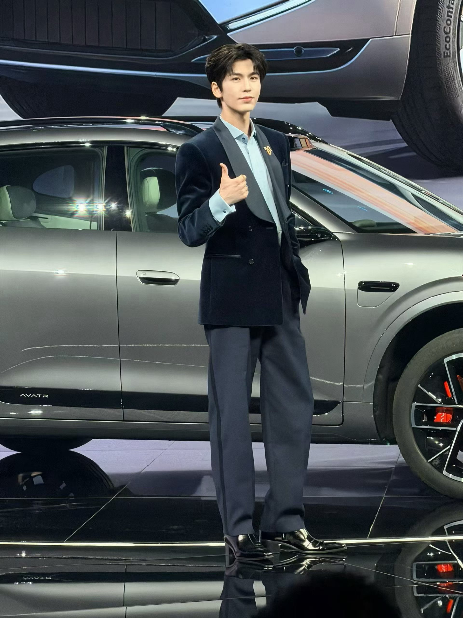 张凌赫确实帅！也是阿维塔07L的首位车主明星真的不一样，190的大个子，这么小的