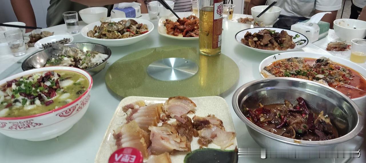 大家瞧瞧我这一桌子美食，光是看着就食欲大增。这“油底肉”可是川菜里的经典，色泽红
