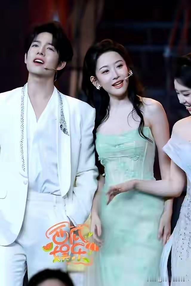 2025年11月15日晚，第38届中国电影金鸡奖颁奖典礼后台上演了一幕令人动容的