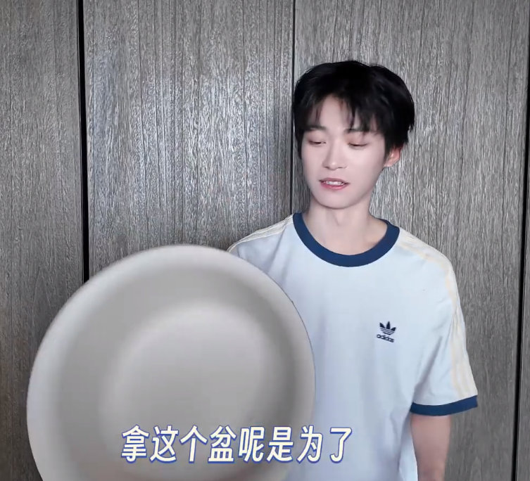 梓渝家中洗澡小十一疯狂挣扎不断想逃梓渝给小十一洗澡 梓渝给小十一洗澡，梓渝家中洗