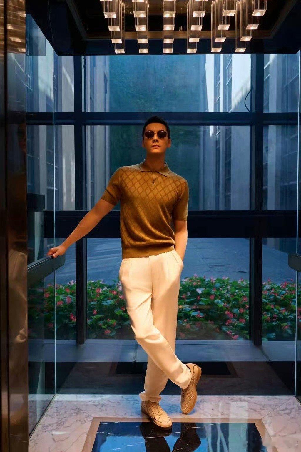 陈伟霆的电梯神图永远看不腻！生日大片再展经典pose，将简约空间变成个人秀场，这