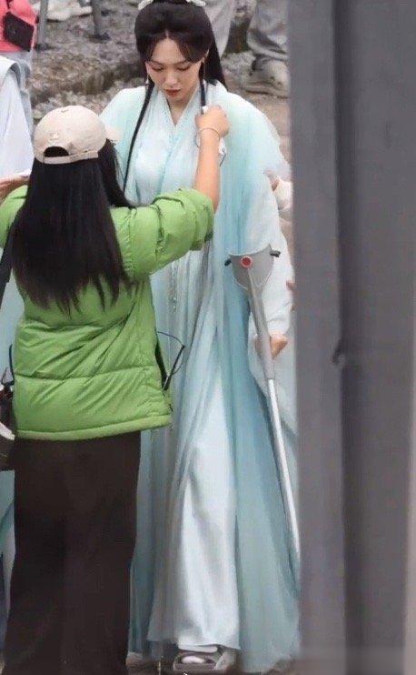 #唐嫣拄拐杖现身片场##唐嫣拄拐去拍戏# 唐嫣拄拐杖现身片场 怎么回事 ​​​