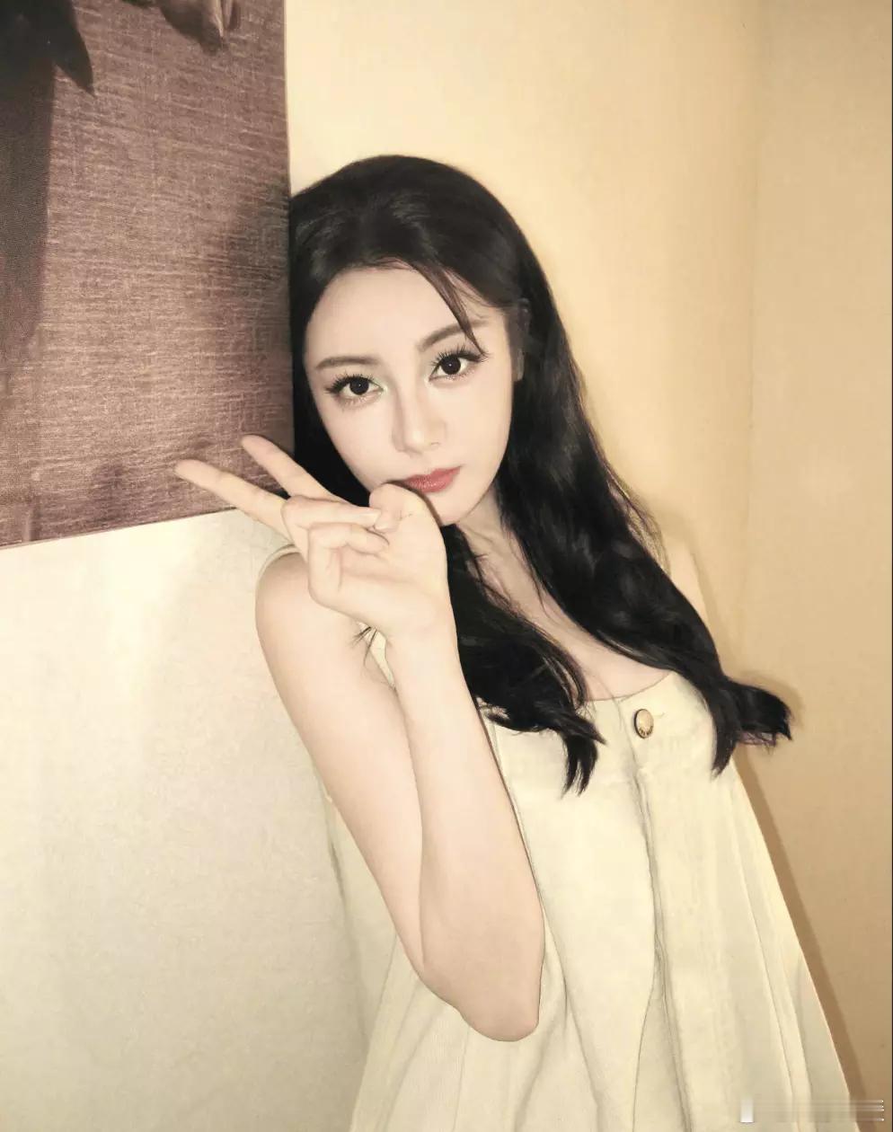 文亦娱乐迪丽热巴晒库存自拍 灵动神态瞬间抓人眼球 