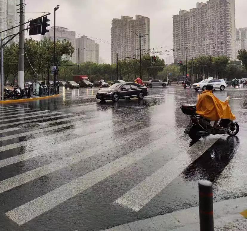 这个世界到底是谁在享福啊
面完试之后雨突然下得大了，本来想撑着我的遮阳伞直接回酒