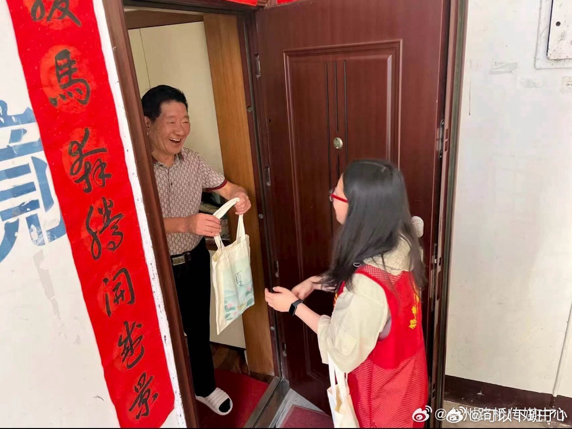 台州路桥粽叶飘香里藏着邻里最暖烟火气银安社区居民包粽制香囊共庆端午，志愿者送粽上