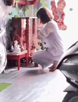 什么意思，给菩萨喂奶，还是给奶开光[what]