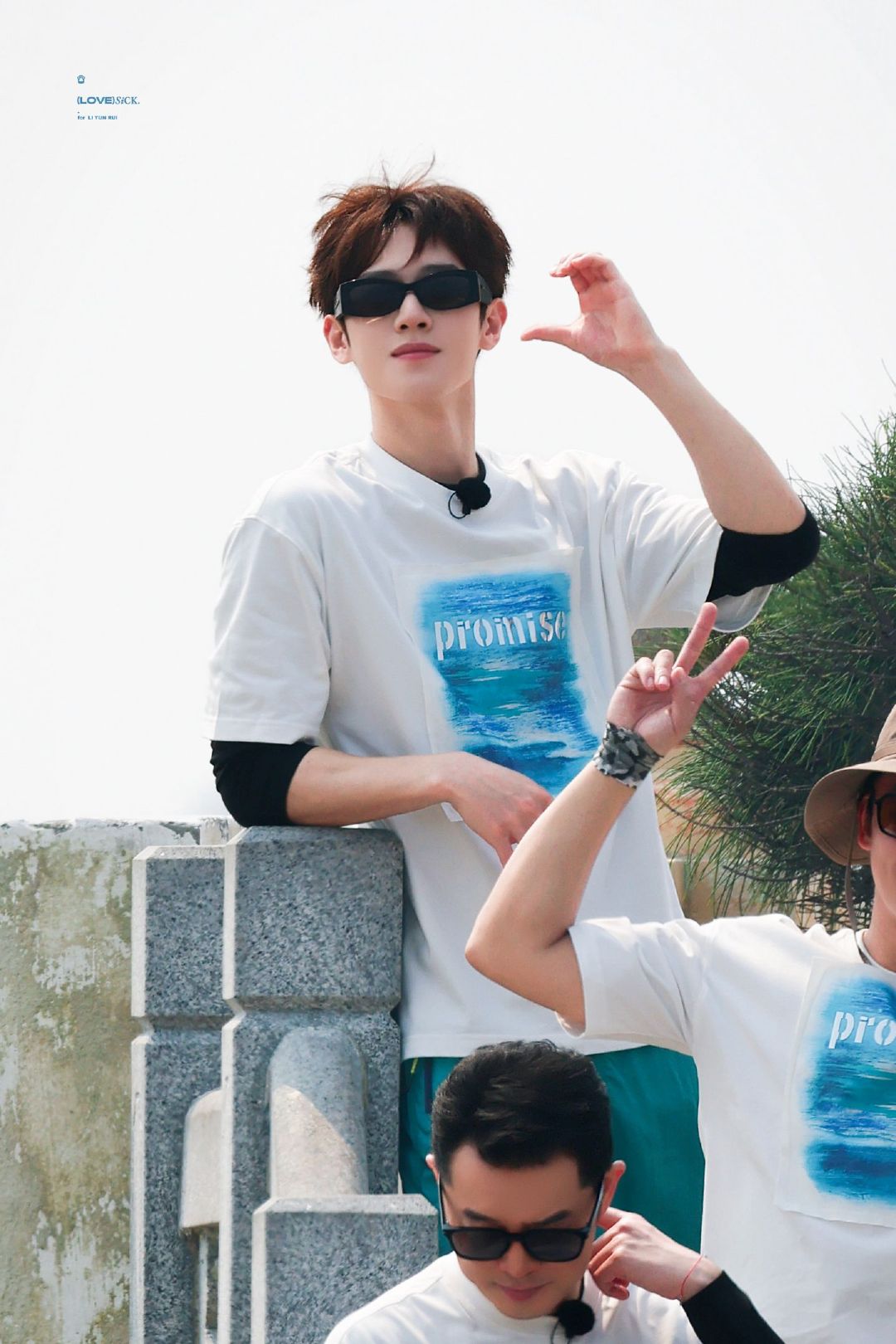 李昀锐太有综艺感了 李昀锐无拘无束的少年感 李昀锐太有综艺感了，衣服被撕烂了也还