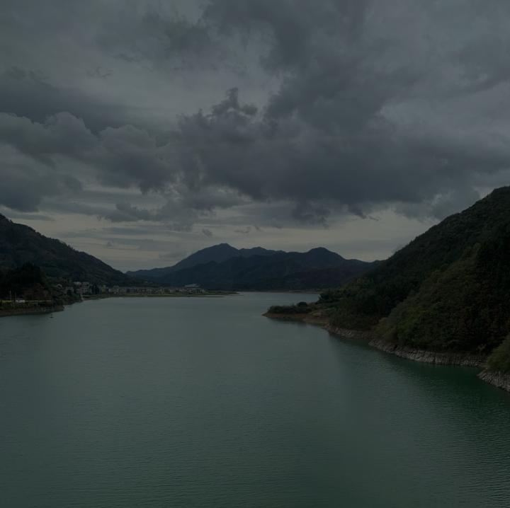 邻村孩子下河里洗澡被淹死了，奇怪的是尸体打捞上来时还完好无损，可是当亲人赶来抱着