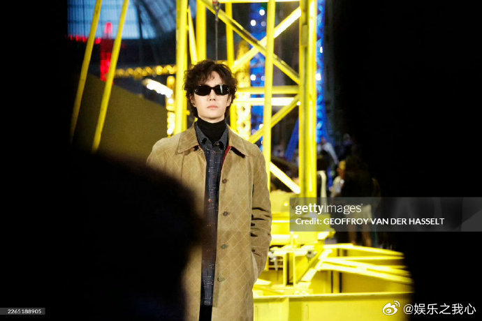 王一博谷爱凌张钧甯合影朋友们！最近娱乐圈和体育界可炸锅啦，因为王一博、谷爱凌和张