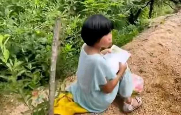 催人泪下的一幕！河南的一个七岁的小姑娘坐在父亲的坟前读书，其背后更是隐藏着一段让
