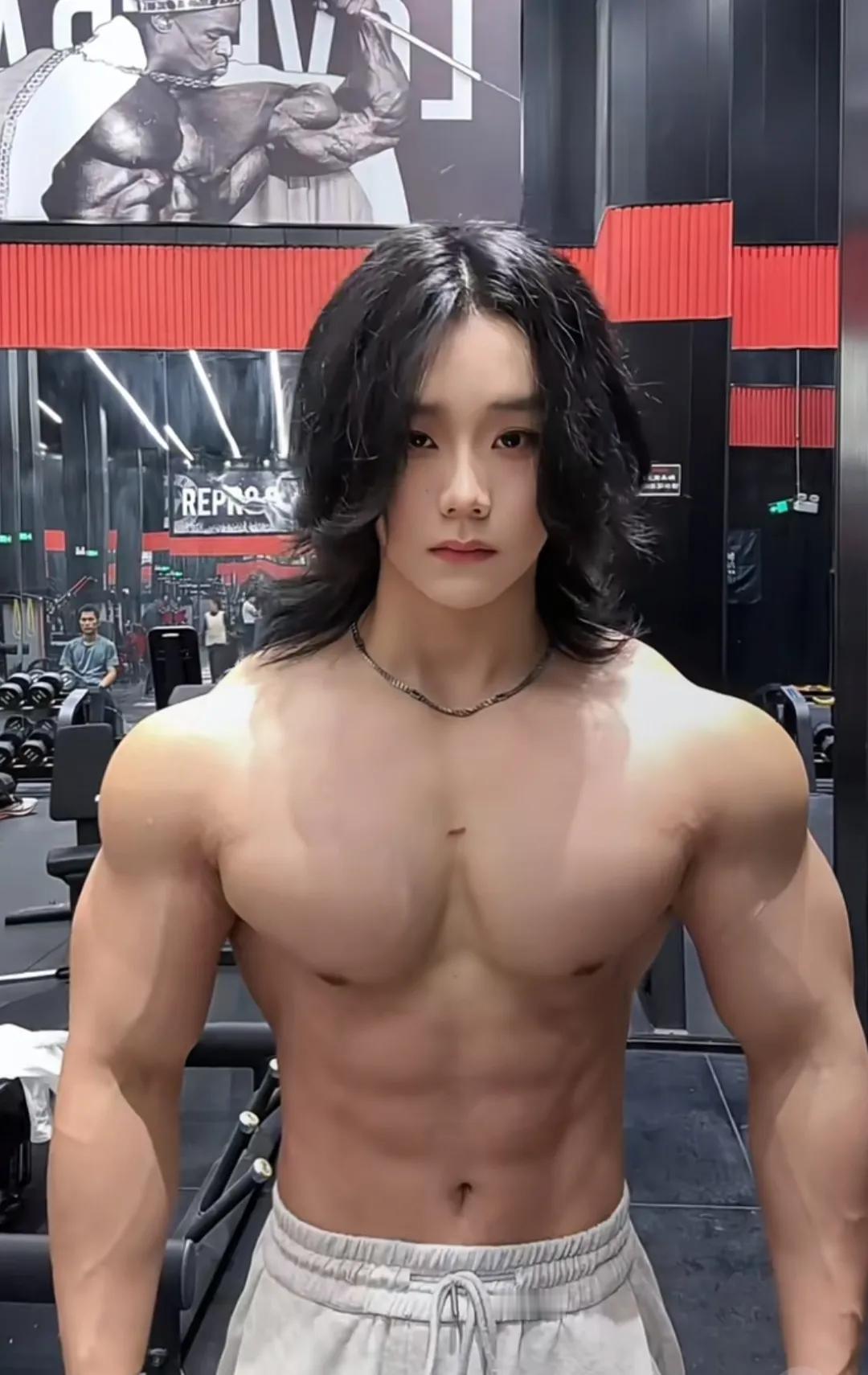 猛一看把我吓了一跳！还以为是位姑娘，这小伙儿长得也太俊俏了！