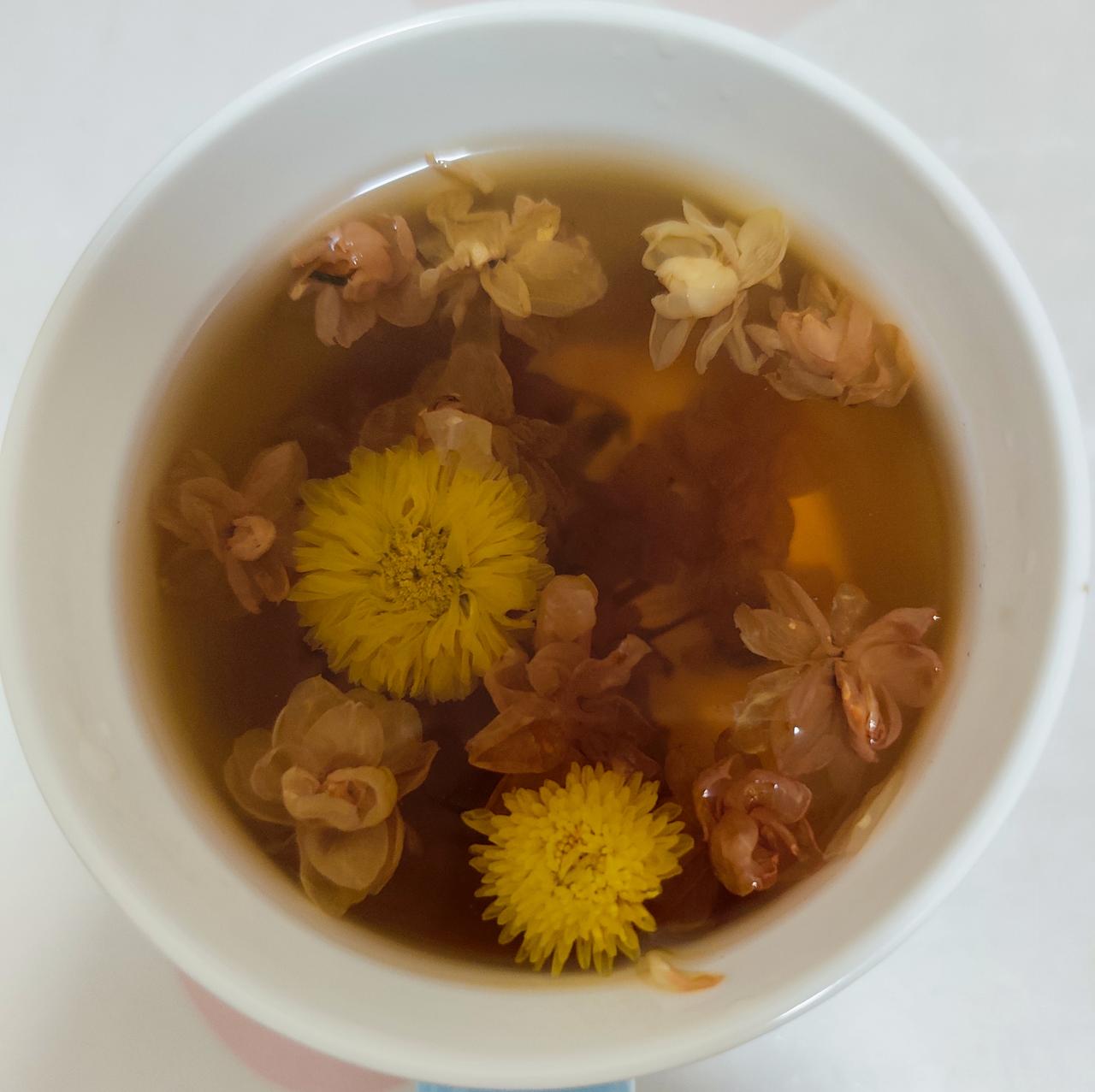 说一说各地的美食，1煮饭很简单，用电饭煲，洗米，加水。2煮菜，油盐水煮，蒜蓉炒，