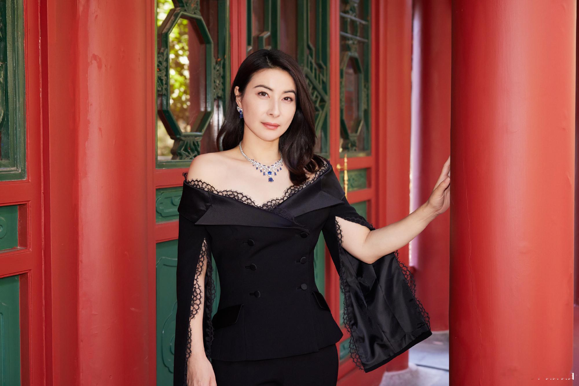 #霍启刚有好好打扮 我不会出轨# 姐就是女王，自信放光芒。[哇] ​​​