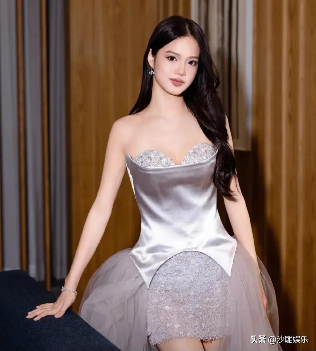 近日，钟丽缇与张伦硕携二女儿Jaden、小女儿考拉（Cayla）亮相上海时装周红