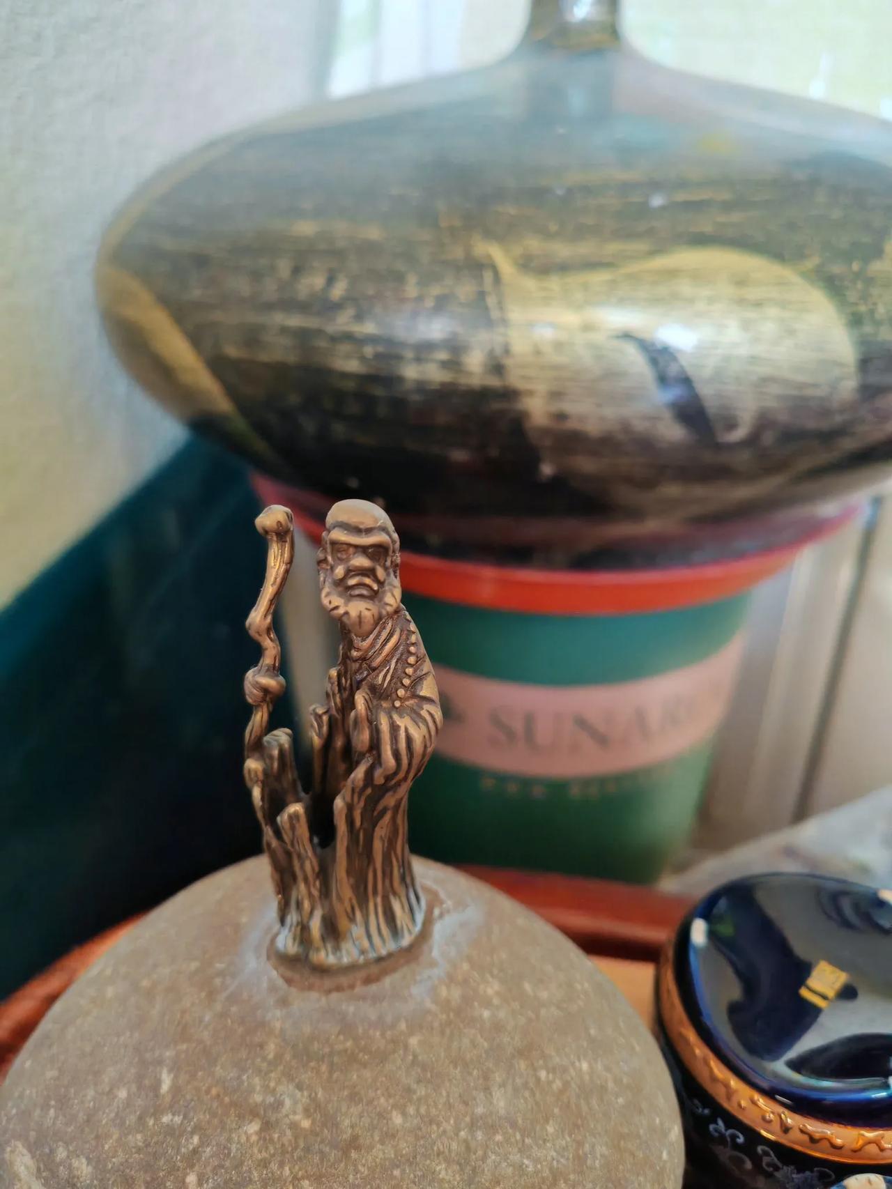 卅年寒窗染白发，
一朝梦醒看黄沙，
楼塌客走荒凉景，
曲终人散扔琵琶。