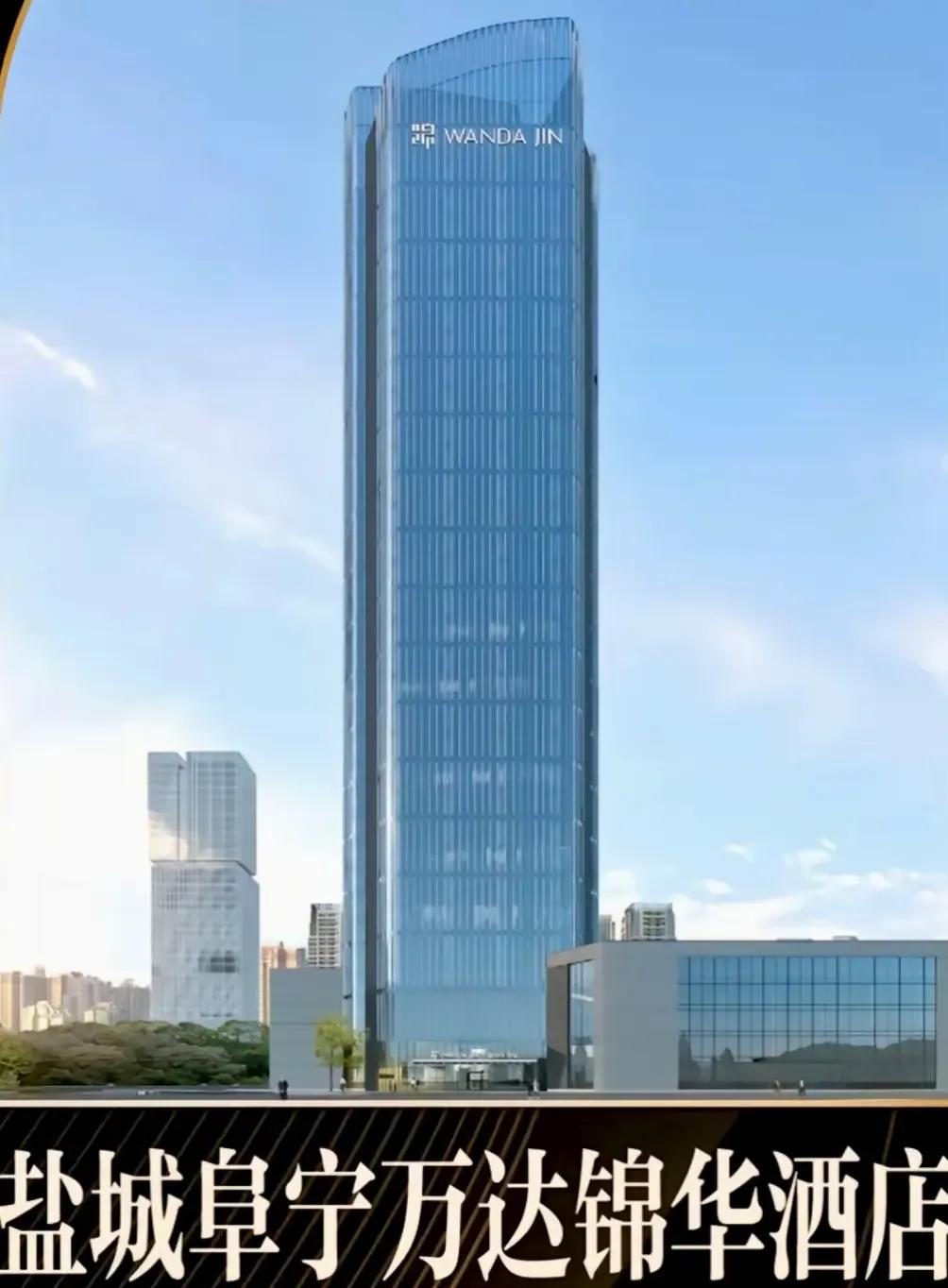 灯亮起，霓虹灯环绕整幢高楼，五彩斑斓地闪烁着，在夜幕中格外耀眼。
夜晚散步，走在