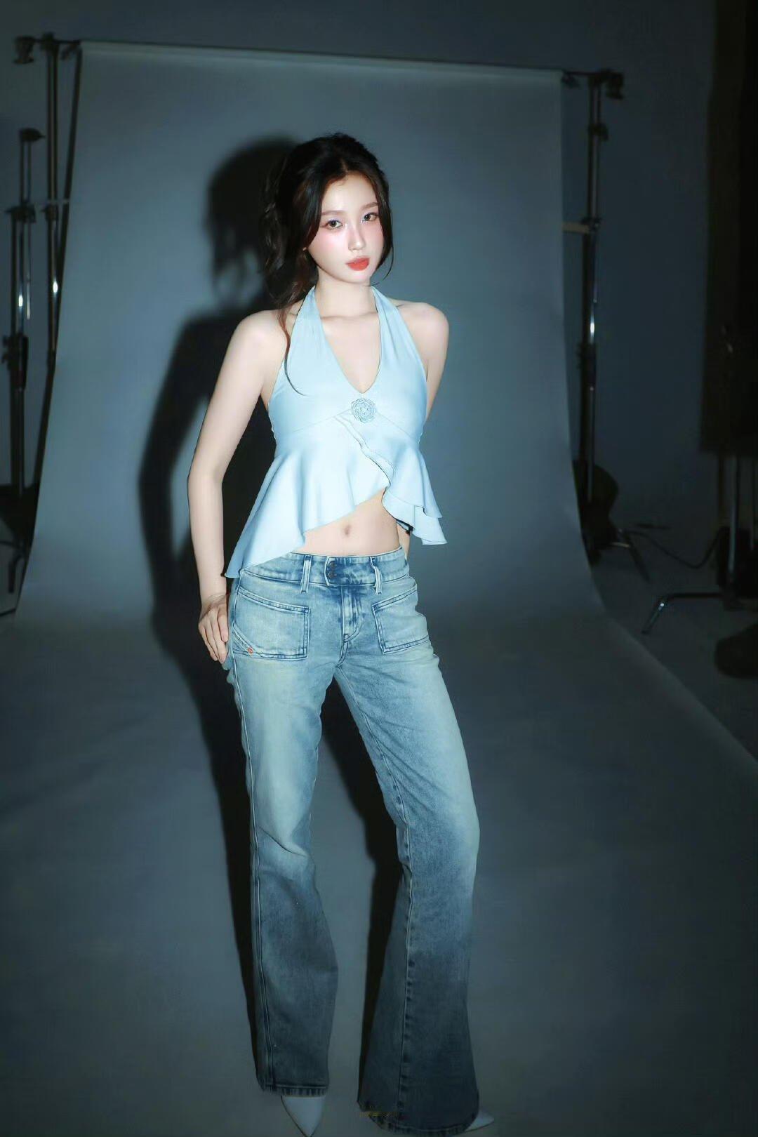 又甜又清透的氧气感扑面而来！脸颊的粉调腮红，像刚从夏天的风里走出来，娇俏又灵动，