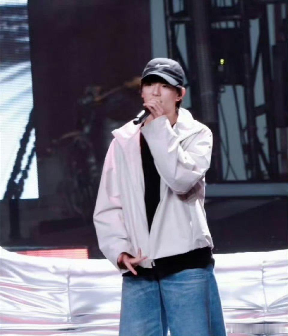 王橹杰、穆祉丞 荣耀之战演唱会彩排图率先出炉！ 对我眼睛很好的两位 