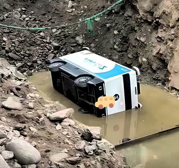 笑不活了，
无人快递车掉泥沟狂喊“救救我”，
这小车也太萌了吧，搞不定直接求助，
