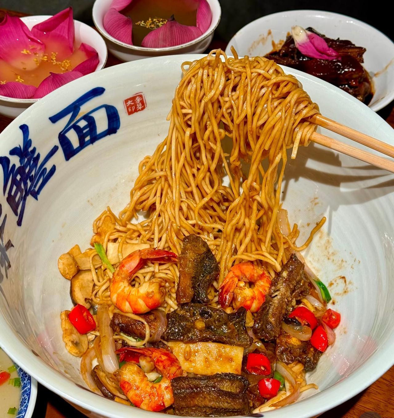 08.30丨杭州吃饭日记
今日份晚餐【虾爆鳝拌川】
虽然大家都说
杭州是美食荒漠