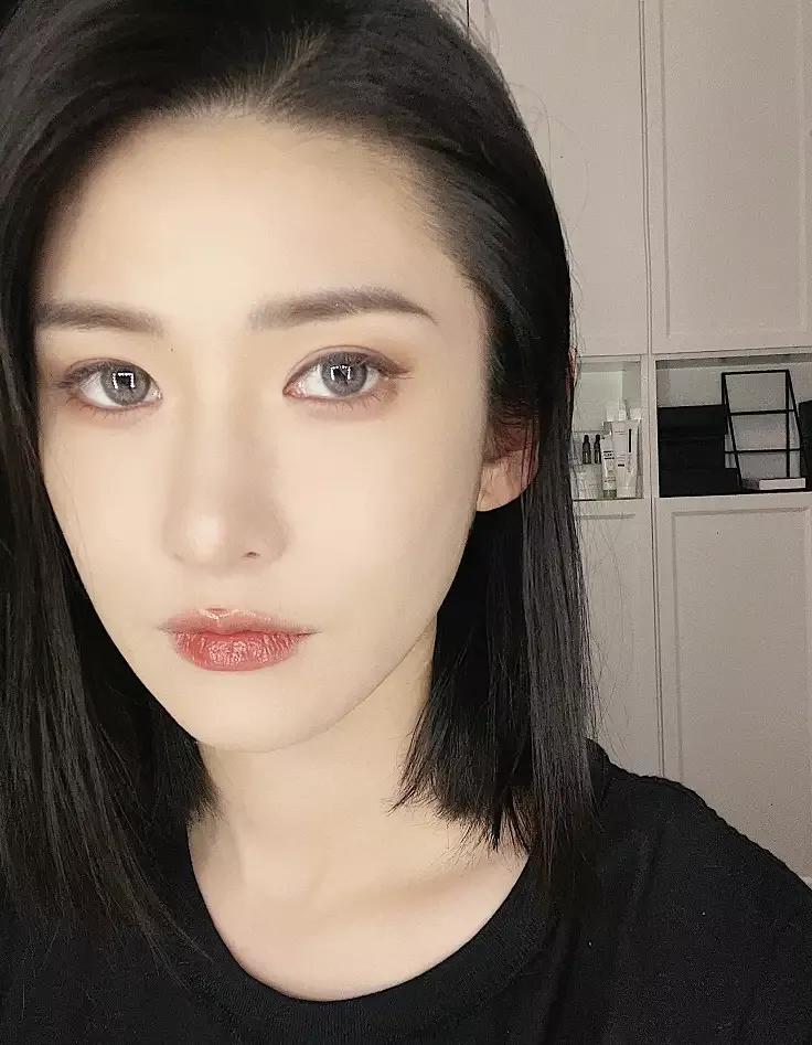 如果李易峰真的是网红弯弯说的54先生，而且弯弯说54先生不是她的男朋友，那得自行
