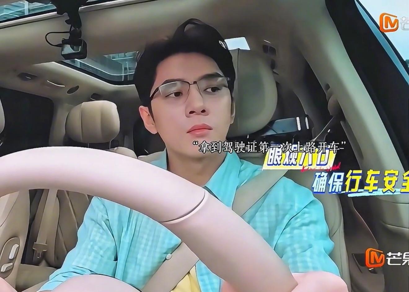 李佳琦人在尴尬的时候真的会笑看李佳琦开车才发现综艺感是刻在骨子里的，已经脑补大批
