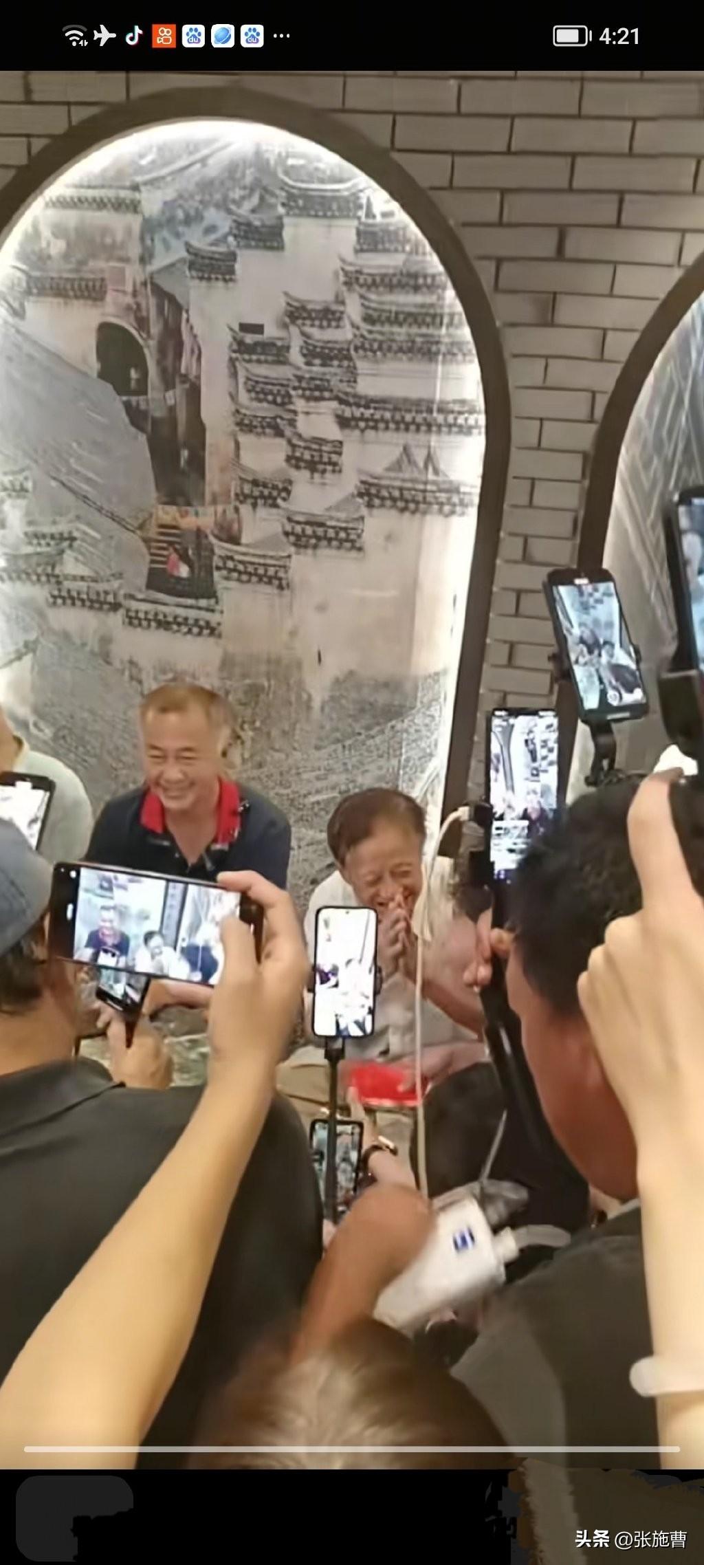 82岁网红建工爷叔自称不算“下等人”

“建工爷叔”（周姓上海老股民）不愿自称“
