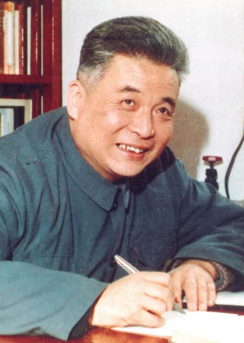 每每想起，总会心疼落泪：邓稼先救了整个中国，却从未享过一天福！

邓稼先早年在美