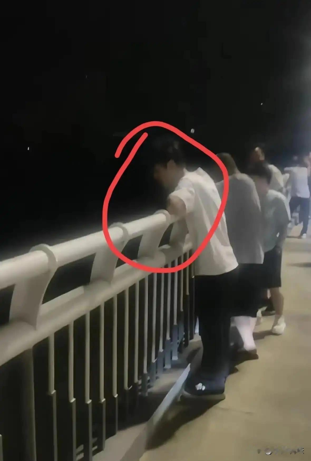 这是何苦呢？
一男孩欠了4万元的网贷，实在顶不住压力，选择跳湖自杀！
一网友评论