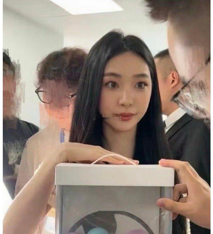有网友说，易梦玲很像大学校园里底子普通，但又非常会打扮的校花 ​​​