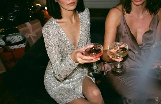 小县城正在“逆袭”，当北上广深的年轻人还在精打细算，这里的消费已经卷疯了！

过