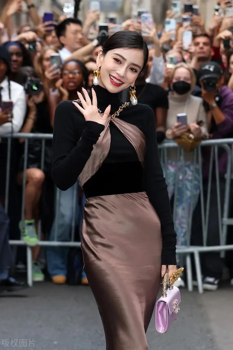 大家猜猜看，她们最终会出来道歉吗？

两位美女被爆去看疯马秀已经好几天了，大家都