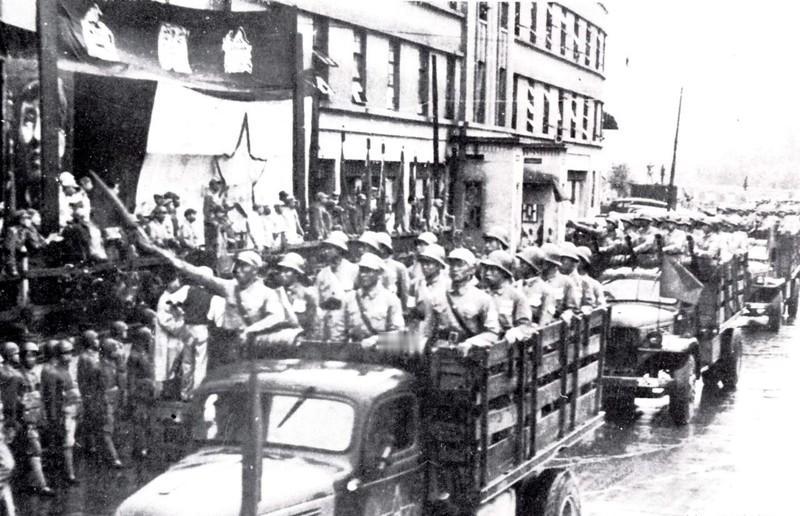 1949年，接管上海的山东干部走进旧财政局，发现对面交接的国民党局长，竟是潜伏了