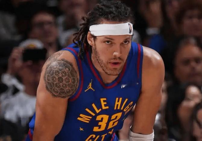 Shams：据消息人士透露，丹佛掘金队前锋阿隆·戈登遭遇右侧腿筋拉伤，将在四至六