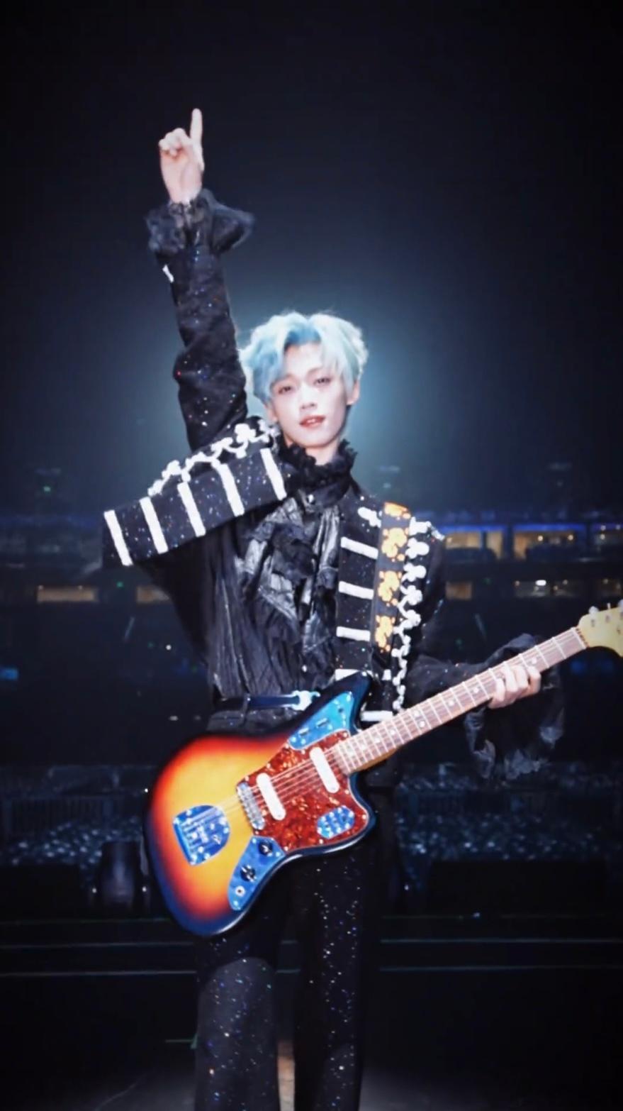 梓渝南京演唱会第二场准备就绪，今晚要弹吉他吗？真的是每一场都有惊喜就是告诉你哪场