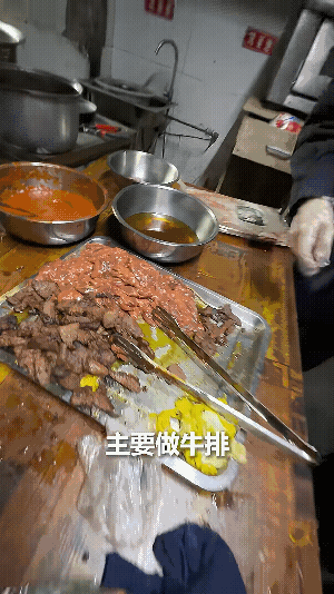 很难想象热销榜第一的美味外卖的背后竟然是这个样子的！[看]
人民日报发布了一段视