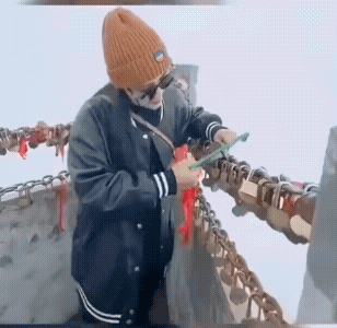 女子和男友分手后，奔赴上千里，来到了山上，要拆掉她俩过去锁上的“情人锁”。
这锁