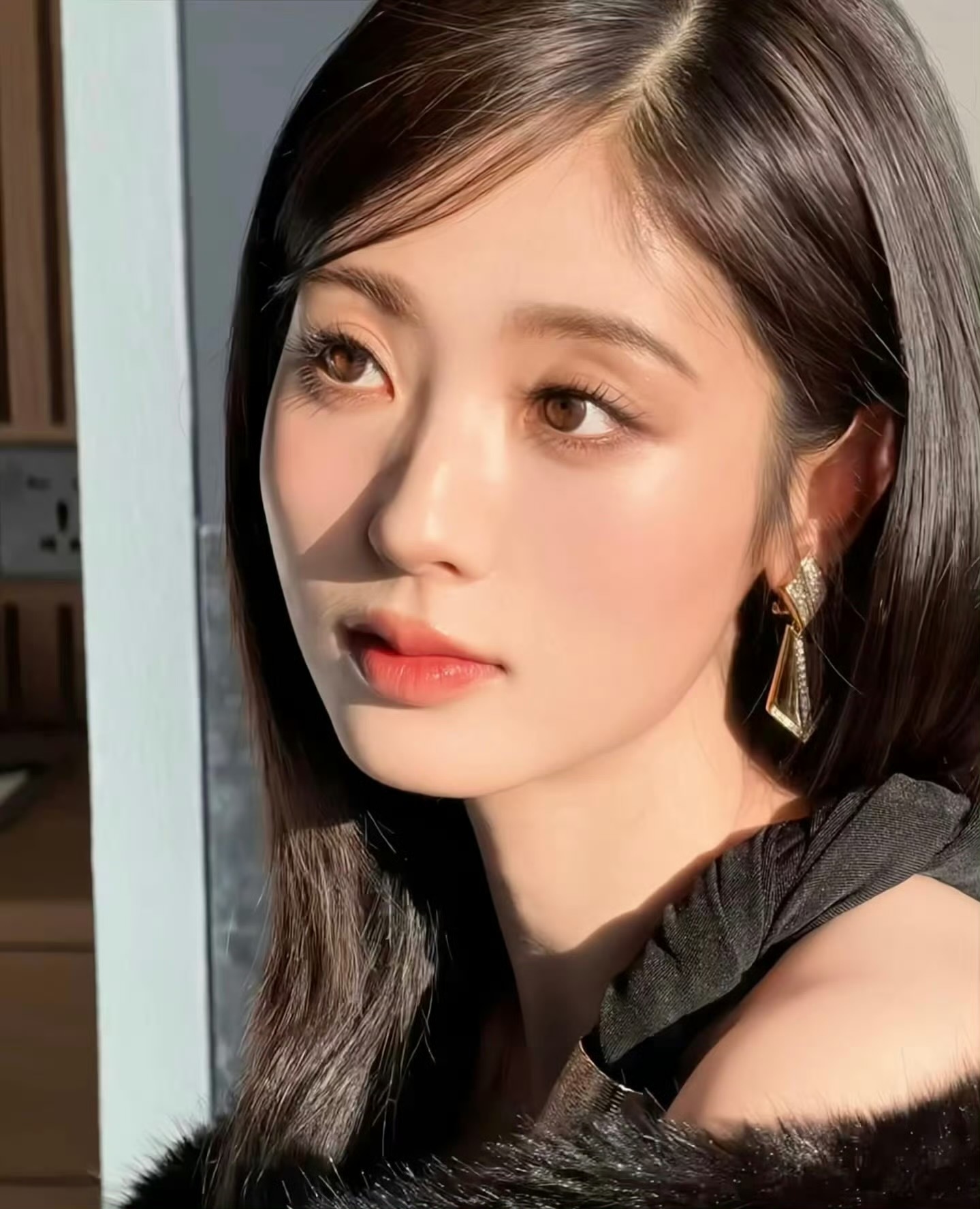 邢菲黑长直冷御感甜妹脸配all black造型也太绝了！黑长直衬得冷艳感拉满，冷