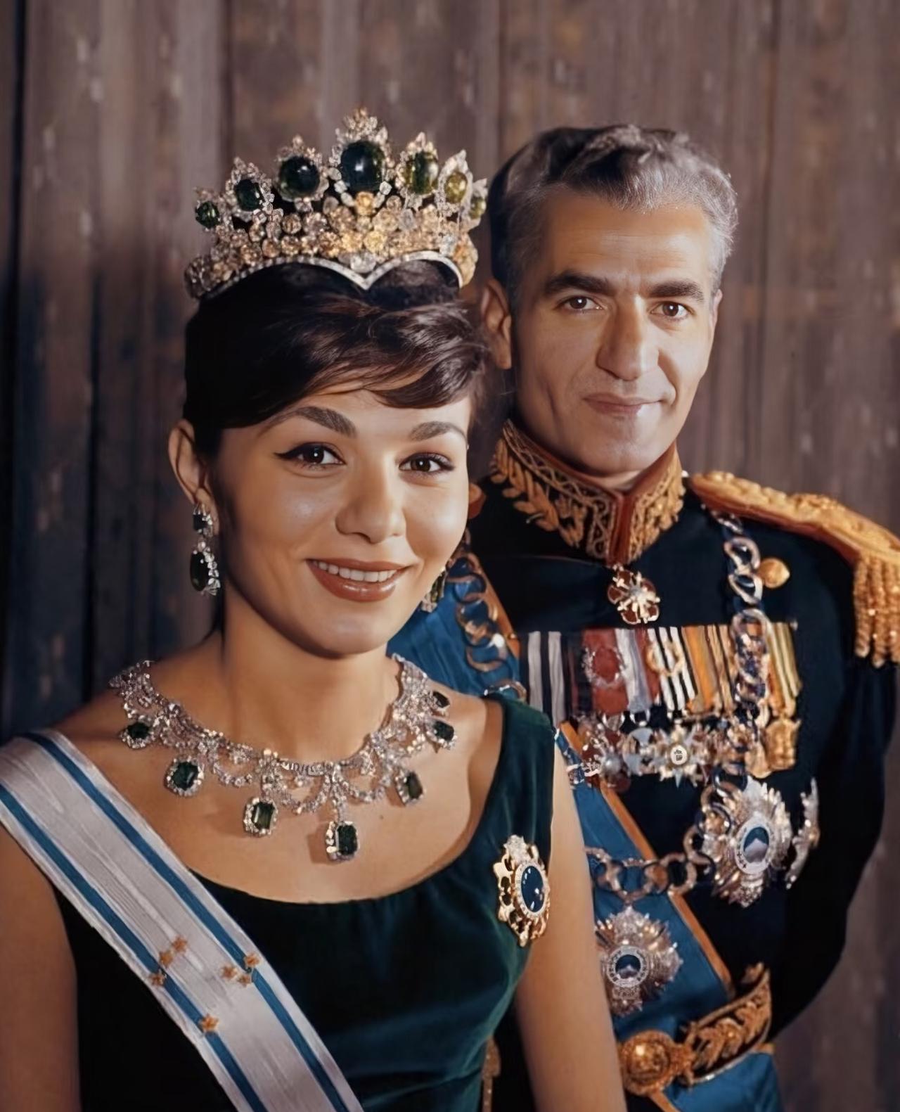 伊朗的历史还是挺有意思的，
看看伊朗末代王后这超大颗的祖母绿王冠，真够豪华的：