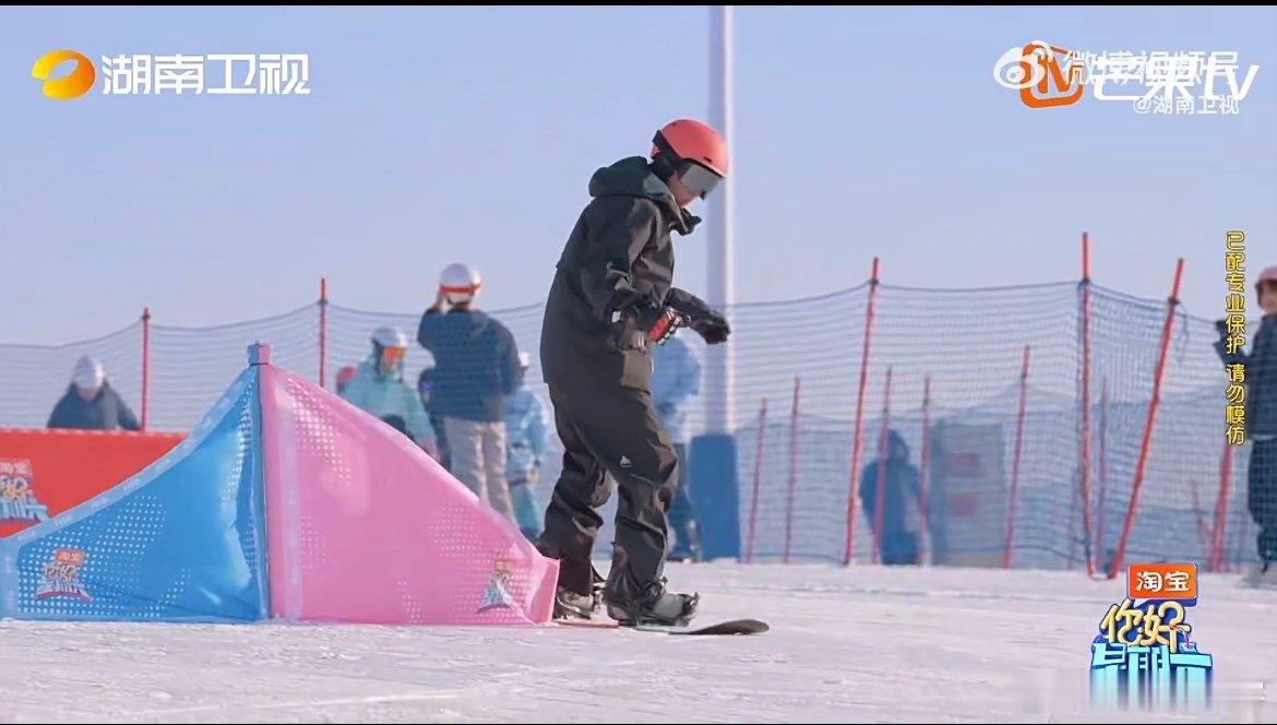 别人是滑雪高瀚宇是蹦雪 滑雪界的 “蹦迪选手”！别人顺畅滑行，他连滚带爬蹦着前进
